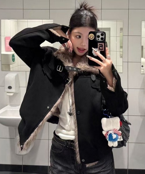 AVYL(アヴィル)の「ダブルネックベルトファートリミングスエードブルゾン(ブルゾン・レディース・グレー/ブラック・M)」の4枚目の写真