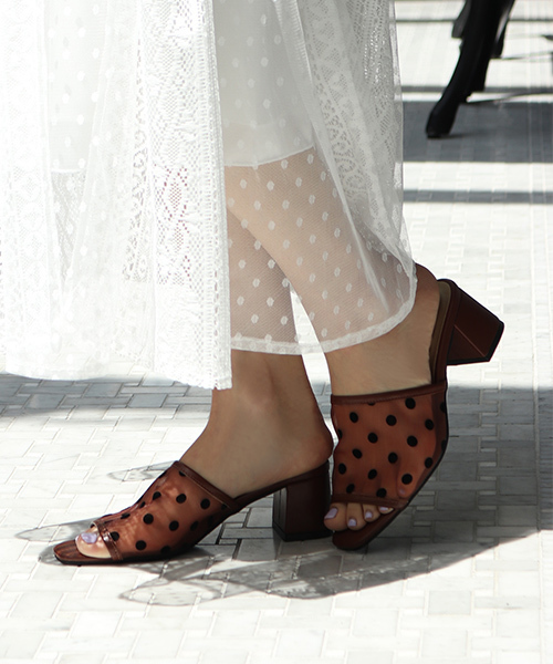 SESTO（セスト）の「シースルードットチュールのチャンキーヒールミュールサンダル（サンダル・レディース・グレイッシュベージュ/ブラウン/ブラック・L/3L/S/LL/M）」の4枚目の写真