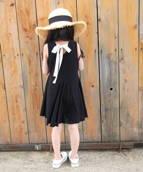 Rora（ローラ）の「ナチュリア タンクワンピース(2color)（ワンピース・キッズ・ブラック/マスタード・120cm/130cm/100cm/110cm/140cm/150cm）」の13枚目の写真