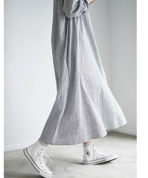 Sunny clouds（サニークラウズ）の「サニークラウズ　ｆｅａｔ．Ｓｈｕｔｔｌｅ　Ｎｏｔｅｓ　ｋａｚｕｍｉのフレアワンピース〈レディース〉（シャツワンピース・レディース・ブラック×ホワイト・MEDIUM/LARGE/X-LARGE/XX-LARGE/NM）」の8枚目の写真