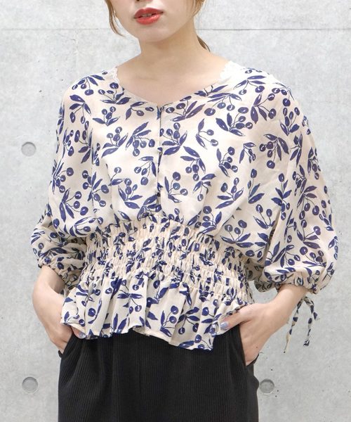 w closet（ダブルクローゼット）の「チェリー柄ウエストシャーリングブラウス（シャツ/ブラウス・レディース・アイボリー/ブラック・FREE）」の2枚目の写真