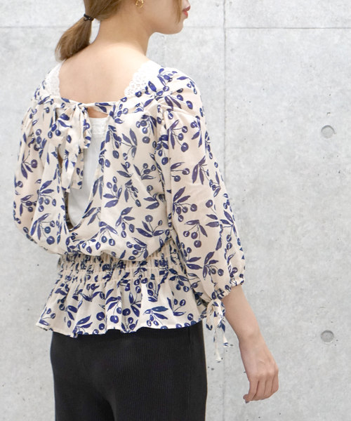 w closet（ダブルクローゼット）の「チェリー柄ウエストシャーリングブラウス（シャツ/ブラウス・レディース・アイボリー/ブラック・FREE）」の11枚目の写真