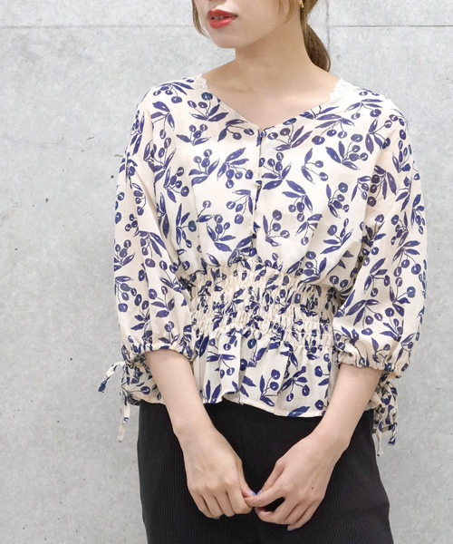 w closet（ダブルクローゼット）の「チェリー柄ウエストシャーリングブラウス（シャツ/ブラウス・レディース・アイボリー/ブラック・FREE）」の14枚目の写真