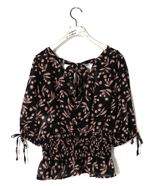 w closet（ダブルクローゼット）の「チェリー柄ウエストシャーリングブラウス（シャツ/ブラウス・レディース・アイボリー/ブラック・FREE）」の18枚目の写真