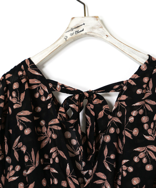 w closet（ダブルクローゼット）の「チェリー柄ウエストシャーリングブラウス（シャツ/ブラウス・レディース・アイボリー/ブラック・FREE）」の5枚目の写真