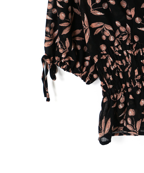 w closet（ダブルクローゼット）の「チェリー柄ウエストシャーリングブラウス（シャツ/ブラウス・レディース・アイボリー/ブラック・FREE）」の21枚目の写真