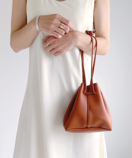 CLEA（クレア）の「柔らかフェイクレザー 2WAY 巾着 ミニショルダー（ショルダーバッグ・レディース・ブラック/グレイッシュベージュ/ブラウン/オフホワイト・FREE）」の3枚目の写真