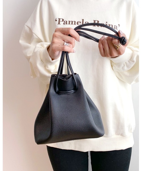 CLEA（クレア）の「柔らかフェイクレザー 2WAY 巾着 ミニショルダー（ショルダーバッグ・レディース・ブラック/グレイッシュベージュ/ブラウン/オフホワイト・FREE）」の2枚目の写真