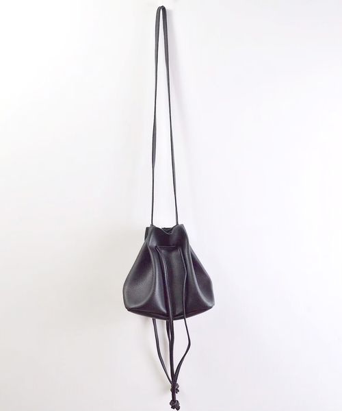 CLEA（クレア）の「柔らかフェイクレザー 2WAY 巾着 ミニショルダー（ショルダーバッグ・レディース・ブラック/グレイッシュベージュ/ブラウン/オフホワイト・FREE）」の16枚目の写真