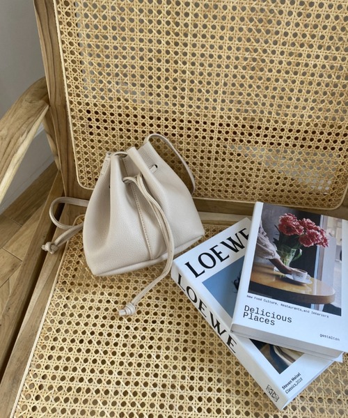 CLEA（クレア）の「柔らかフェイクレザー 2WAY 巾着 ミニショルダー（ショルダーバッグ・レディース・ブラック/グレイッシュベージュ/ブラウン/オフホワイト・FREE）」の7枚目の写真