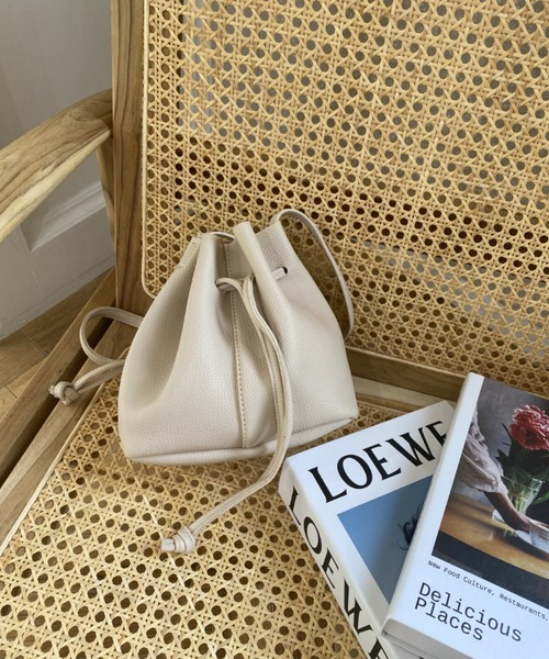 CLEA（クレア）の「柔らかフェイクレザー 2WAY 巾着 ミニショルダー（ショルダーバッグ・レディース・ブラック/グレイッシュベージュ/ブラウン/オフホワイト・FREE）」の8枚目の写真