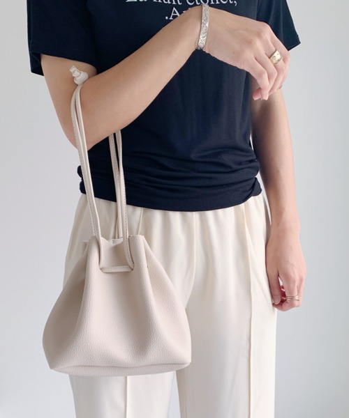 CLEA（クレア）の「柔らかフェイクレザー 2WAY 巾着 ミニショルダー（ショルダーバッグ・レディース・ブラック/グレイッシュベージュ/ブラウン/オフホワイト・FREE）」の5枚目の写真