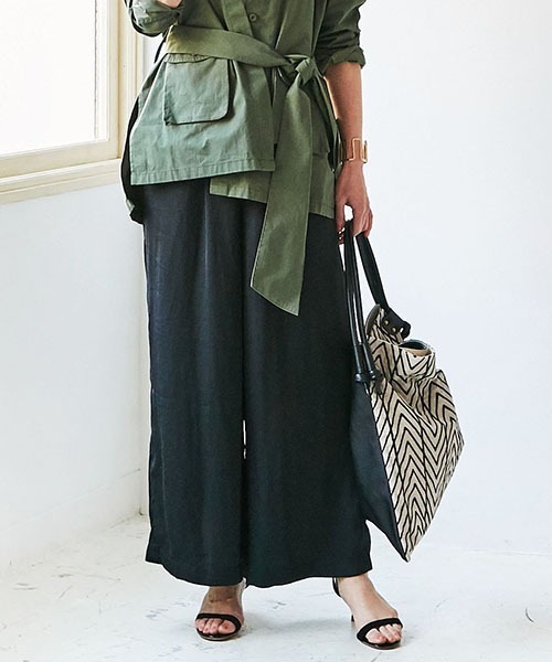 TOPKAPI（トプカピ）の「【Water Lilly ウォーター リリィ】シャイニーリラックスパンツ（その他パンツ・レディース・ブラック/ベージュ/グレイッシュブルー・FREE）」の2枚目の写真
