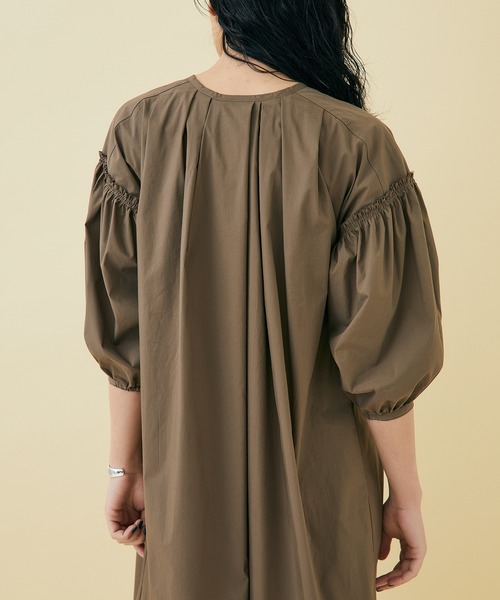 STUDIOUS（ステュディオス）の「【STUDIOUS】ギャザースリーブ２WAYマキシワンピース（ワンピース・レディース・ブラック/ベージュ・1/2）」の22枚目の写真