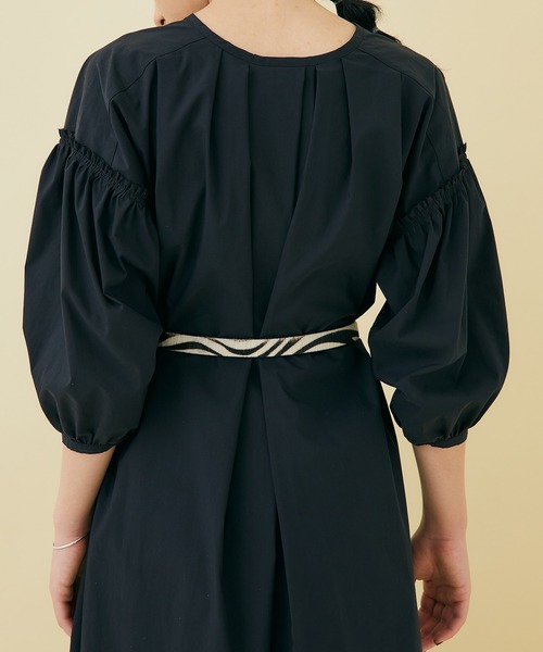 STUDIOUS（ステュディオス）の「【STUDIOUS】ギャザースリーブ２WAYマキシワンピース（ワンピース・レディース・ブラック/ベージュ・1/2）」の6枚目の写真