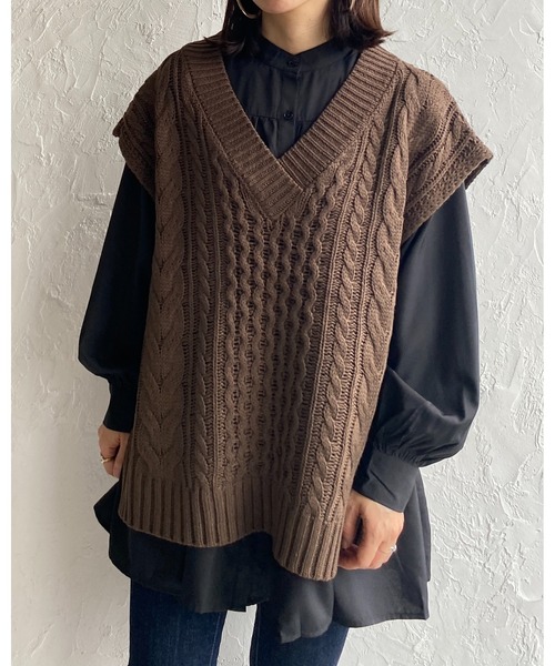 She's Closet(シーズクローゼット)の「オーバーサイズ Vネック ケーブル アラン編み ざっくり ニットベスト(ベスト・レディース・ベージュ/ブラウン/グリーン/アイボリー/ブラック・FREE)」の20枚目の写真