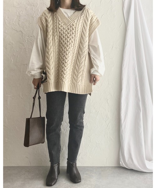 She's Closet(シーズクローゼット)の「オーバーサイズ Vネック ケーブル アラン編み ざっくり ニットベスト(ベスト・レディース・ベージュ/ブラウン/グリーン/アイボリー/ブラック・FREE)」の19枚目の写真