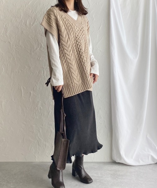 She's Closet(シーズクローゼット)の「オーバーサイズ Vネック ケーブル アラン編み ざっくり ニットベスト(ベスト・レディース・ベージュ/ブラウン/グリーン/アイボリー/ブラック・FREE)」の18枚目の写真