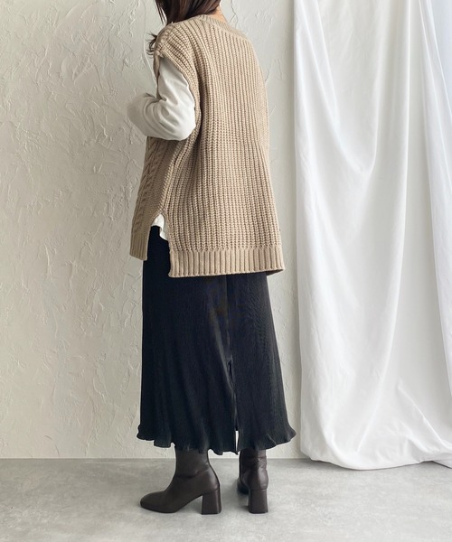 She's Closet(シーズクローゼット)の「オーバーサイズ Vネック ケーブル アラン編み ざっくり ニットベスト(ベスト・レディース・ベージュ/ブラウン/グリーン/アイボリー/ブラック・FREE)」の17枚目の写真