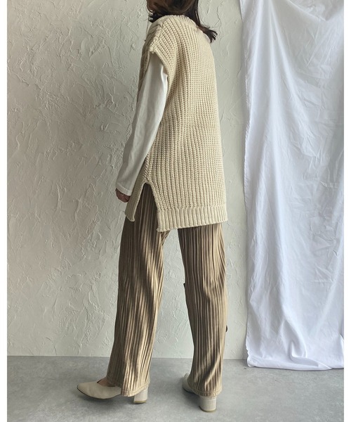 She's Closet(シーズクローゼット)の「オーバーサイズ Vネック ケーブル アラン編み ざっくり ニットベスト(ベスト・レディース・ベージュ/ブラウン/グリーン/アイボリー/ブラック・FREE)」の16枚目の写真