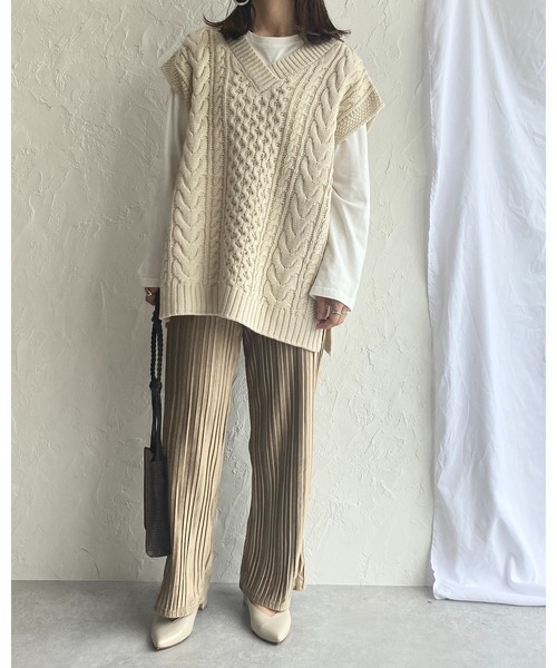 She's Closet(シーズクローゼット)の「オーバーサイズ Vネック ケーブル アラン編み ざっくり ニットベスト(ベスト・レディース・ベージュ/ブラウン/グリーン/アイボリー/ブラック・FREE)」の15枚目の写真