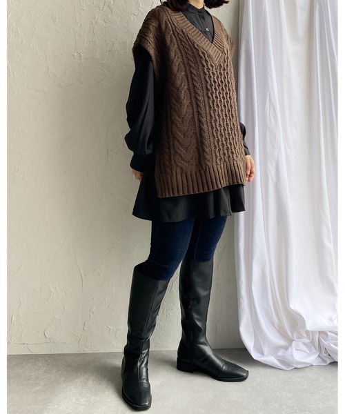 She's Closet(シーズクローゼット)の「オーバーサイズ Vネック ケーブル アラン編み ざっくり ニットベスト(ベスト・レディース・ベージュ/ブラウン/グリーン/アイボリー/ブラック・FREE)」の13枚目の写真