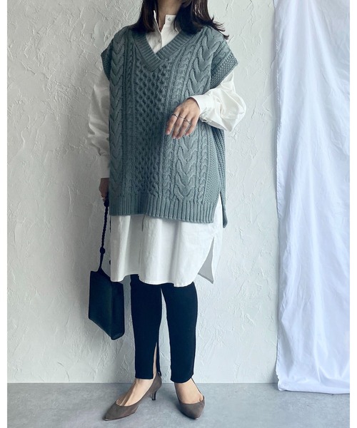She's Closet(シーズクローゼット)の「オーバーサイズ Vネック ケーブル アラン編み ざっくり ニットベスト(ベスト・レディース・ベージュ/ブラウン/グリーン/アイボリー/ブラック・FREE)」の9枚目の写真