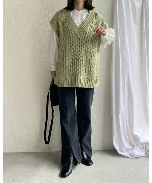 She's Closet(シーズクローゼット)の「オーバーサイズ Vネック ケーブル アラン編み ざっくり ニットベスト(ベスト・レディース・ベージュ/ブラウン/グリーン/アイボリー/ブラック・FREE)」の8枚目の写真