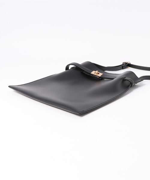 DouDou（ドゥドゥ）の「【再入荷】ベルトモチーフポシェット（ショルダーバッグ・レディース・ブラック/グレイッシュベージュ・FREE）」の3枚目の写真