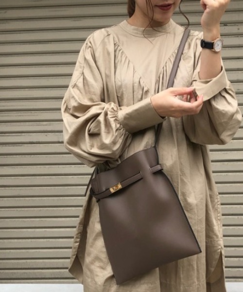 DouDou（ドゥドゥ）の「【再入荷】ベルトモチーフポシェット（ショルダーバッグ・レディース・ブラック/グレイッシュベージュ・FREE）」の14枚目の写真