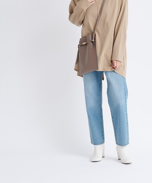 DouDou（ドゥドゥ）の「【再入荷】ベルトモチーフポシェット（ショルダーバッグ・レディース・ブラック/グレイッシュベージュ・FREE）」の9枚目の写真