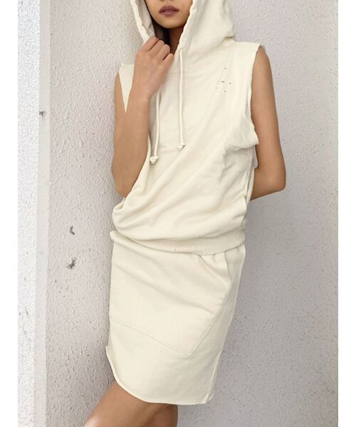 GYDA（ジェイダ）の「【セットアップ着用可】ダメージノースリーブパーカー（Tシャツ/カットソー・レディース・アイボリー/グレー/チャコールグレー/ベージュ・FREE）」の2枚目の写真