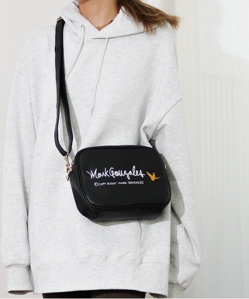 Mark Gonzales（マーク・ゴンザレス）の「MARK GONZALES/マークゴンザレス　フェイクレザー 刺繍ロゴ マルチポケット 横型ショルダーバッグ（ショルダーバッグ・メンズ・ブラック×シルバー/ブラック×ゴールド・FREE）」の2枚目の写真
