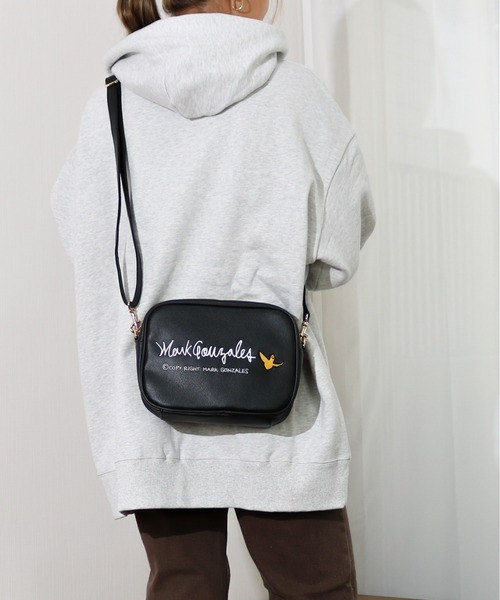 Mark Gonzales（マーク・ゴンザレス）の「MARK GONZALES/マークゴンザレス　フェイクレザー 刺繍ロゴ マルチポケット 横型ショルダーバッグ（ショルダーバッグ・メンズ・ブラック×シルバー/ブラック×ゴールド・FREE）」の18枚目の写真