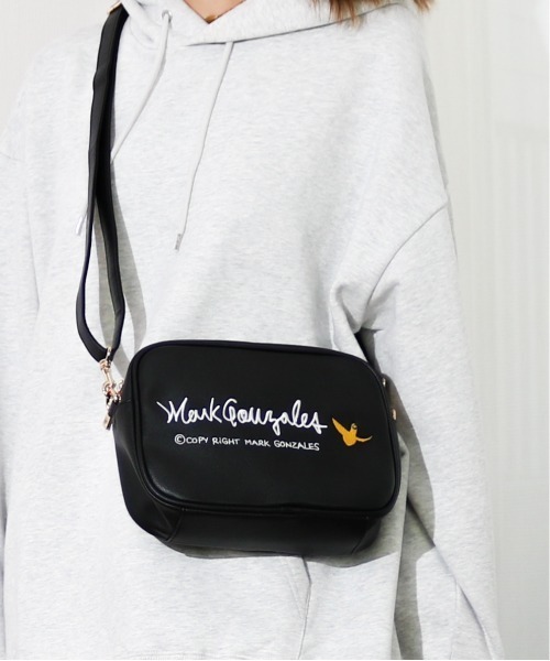 Mark Gonzales（マーク・ゴンザレス）の「MARK GONZALES/マークゴンザレス　フェイクレザー 刺繍ロゴ マルチポケット 横型ショルダーバッグ（ショルダーバッグ・メンズ・ブラック×シルバー/ブラック×ゴールド・FREE）」の21枚目の写真
