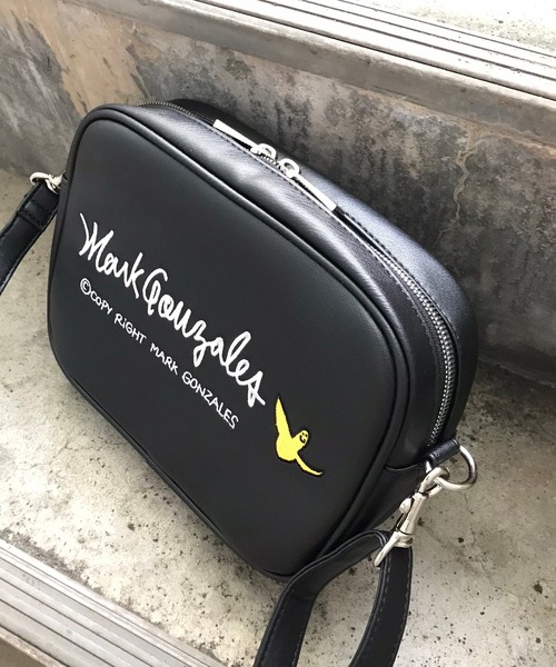 Mark Gonzales（マーク・ゴンザレス）の「MARK GONZALES/マークゴンザレス　フェイクレザー 刺繍ロゴ マルチポケット 横型ショルダーバッグ（ショルダーバッグ・メンズ・ブラック×シルバー/ブラック×ゴールド・FREE）」の7枚目の写真