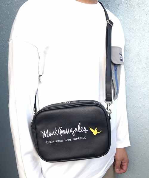 Mark Gonzales（マーク・ゴンザレス）の「MARK GONZALES/マークゴンザレス　フェイクレザー 刺繍ロゴ マルチポケット 横型ショルダーバッグ（ショルダーバッグ・メンズ・ブラック×シルバー/ブラック×ゴールド・FREE）」の9枚目の写真