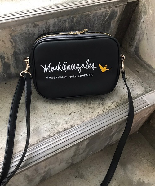 Mark Gonzales（マーク・ゴンザレス）の「MARK GONZALES/マークゴンザレス　フェイクレザー 刺繍ロゴ マルチポケット 横型ショルダーバッグ（ショルダーバッグ・メンズ・ブラック×シルバー/ブラック×ゴールド・FREE）」の11枚目の写真