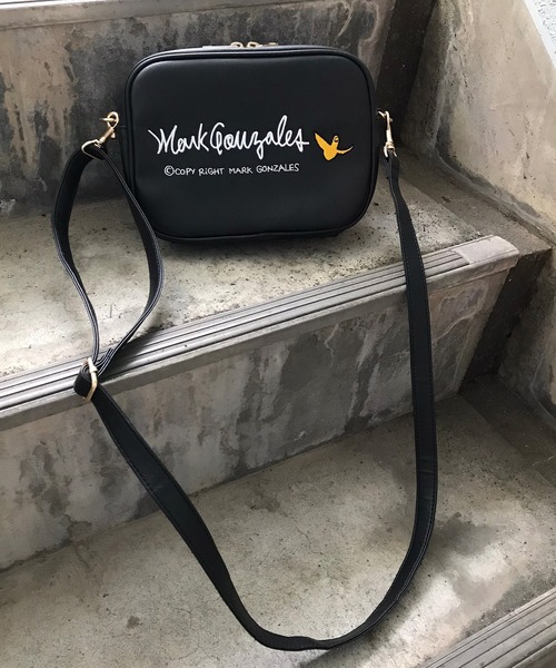 Mark Gonzales（マーク・ゴンザレス）の「MARK GONZALES/マークゴンザレス　フェイクレザー 刺繍ロゴ マルチポケット 横型ショルダーバッグ（ショルダーバッグ・メンズ・ブラック×シルバー/ブラック×ゴールド・FREE）」の12枚目の写真