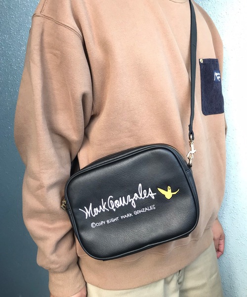 Mark Gonzales（マーク・ゴンザレス）の「MARK GONZALES/マークゴンザレス　フェイクレザー 刺繍ロゴ マルチポケット 横型ショルダーバッグ（ショルダーバッグ・メンズ・ブラック×シルバー/ブラック×ゴールド・FREE）」の16枚目の写真