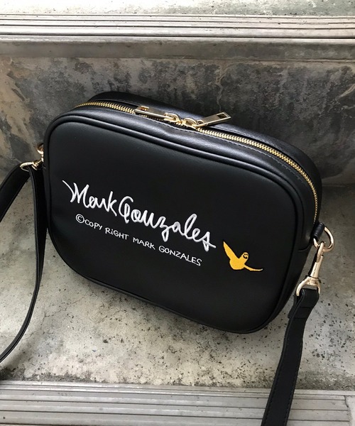 Mark Gonzales（マーク・ゴンザレス）の「MARK GONZALES/マークゴンザレス　フェイクレザー 刺繍ロゴ マルチポケット 横型ショルダーバッグ（ショルダーバッグ・メンズ・ブラック×シルバー/ブラック×ゴールド・FREE）」の13枚目の写真