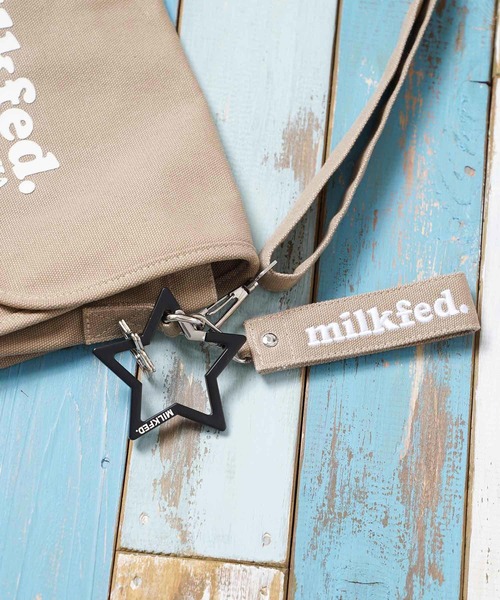 MILKFED.(ミルクフェド)の「STAR CARABINER(キーホルダー・レディース・ブラック/レッド・ONE SIZE)」の1枚目の写真