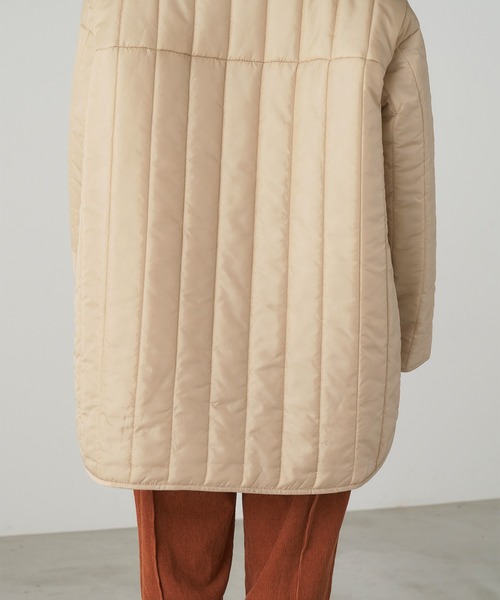 Chaco closet（チャコ クローゼット）の「オーバーサイズキルティングサイドスリットリバーシブルノーカラーコート 2021WINTER（ノーカラージャケット・レディース・ブラック/アイボリー/ライトカーキ/ベージュ/アイボリー系1・FREE）」の7枚目の写真