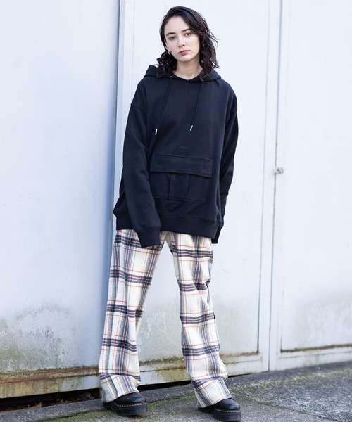X-girl（エックスガール）の「CARGO POCKET SWEAT HOODIE（パーカー・レディース・オレンジ/ブラック/アッシュ・M/S）」の21枚目の写真