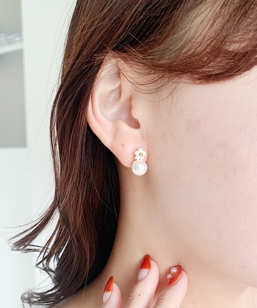 Loueme(ルエム)の「パール×デイジーコンビミニピアス(ピアス(両耳用)・レディース・ホワイト/ブラック・FREE)」の1枚目の写真