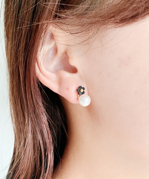 Loueme(ルエム)の「パール×デイジーコンビミニピアス(ピアス(両耳用)・レディース・ホワイト/ブラック・FREE)」の5枚目の写真