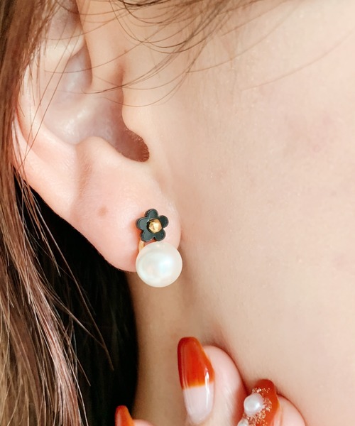 Loueme(ルエム)の「パール×デイジーコンビミニピアス(ピアス(両耳用)・レディース・ホワイト/ブラック・FREE)」の3枚目の写真
