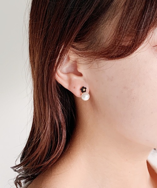 Loueme(ルエム)の「パール×デイジーコンビミニピアス(ピアス(両耳用)・レディース・ホワイト/ブラック・FREE)」の4枚目の写真