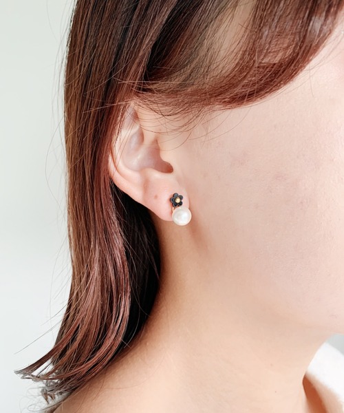 Loueme(ルエム)の「パール×デイジーコンビミニピアス(ピアス(両耳用)・レディース・ホワイト/ブラック・FREE)」の7枚目の写真