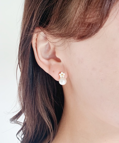 Loueme(ルエム)の「パール×デイジーコンビミニピアス(ピアス(両耳用)・レディース・ホワイト/ブラック・FREE)」の6枚目の写真